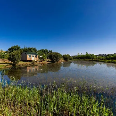 Lynstone Lakes Lodge *