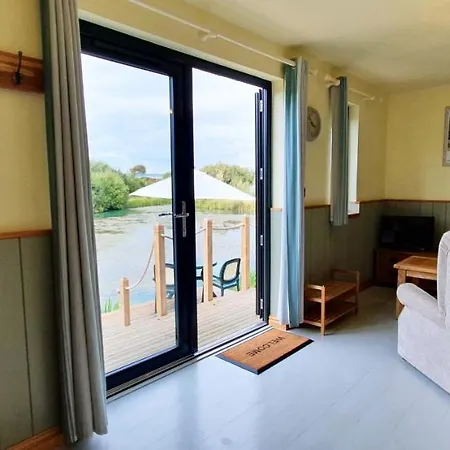 Lynstone Lakes Lodge *