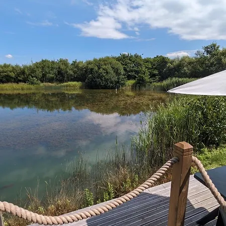 Lynstone Lakes Lodge *