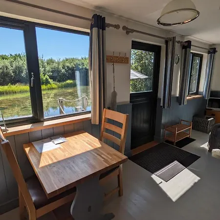 Lynstone Lakes Lodge *